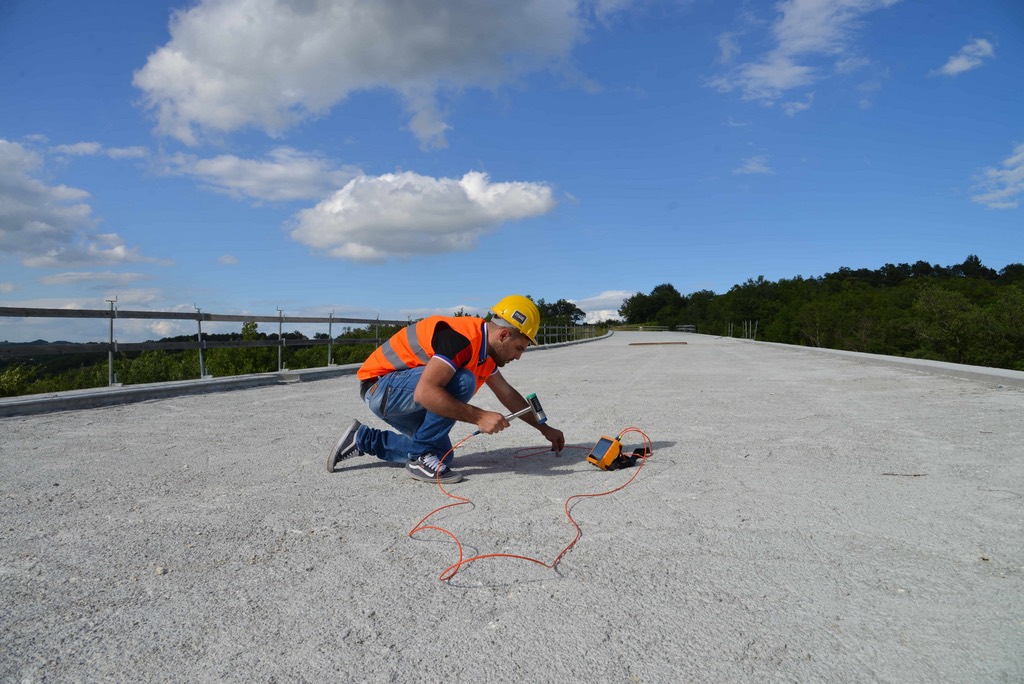 Equipos instalados para ensayos de campo geotécnico y pruebas de resistencia de suelo
