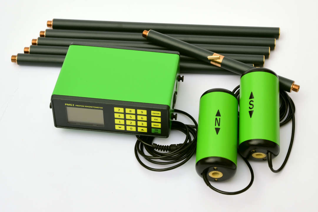 Magnetrómetro de protones Satisgeo PMG-2 con sensores y consola