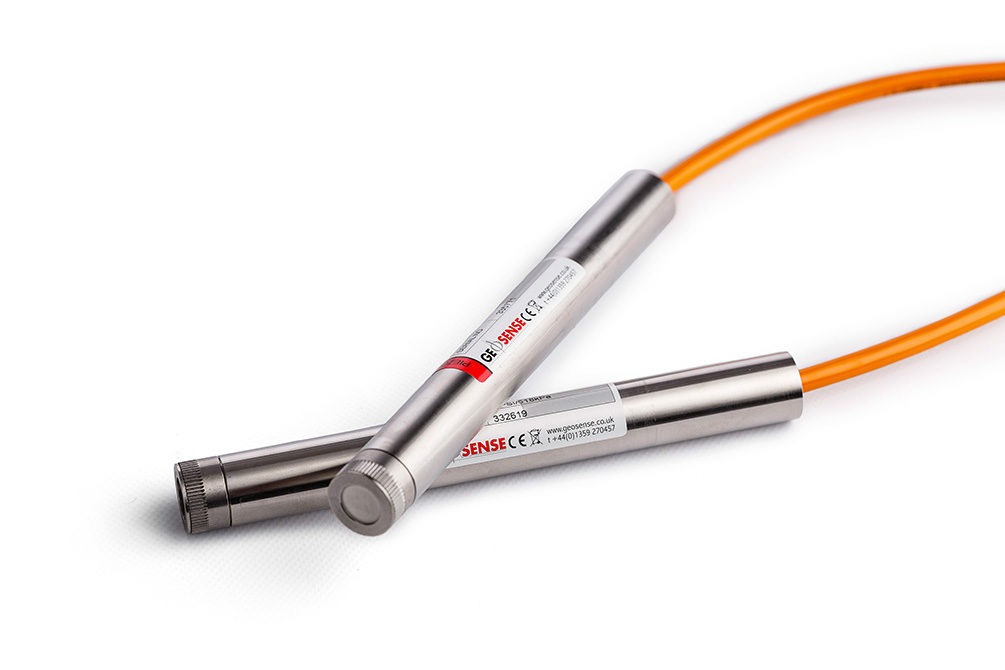 Piezómetro de cuerda vibrante Geosense VWP-3000 en acero 316 con cable naranja para presión de poros