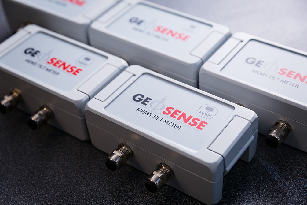 Tilt Meter Geosense: medidor MEMS de inclinación con carcasa metálica IP67 y conectores RS-485