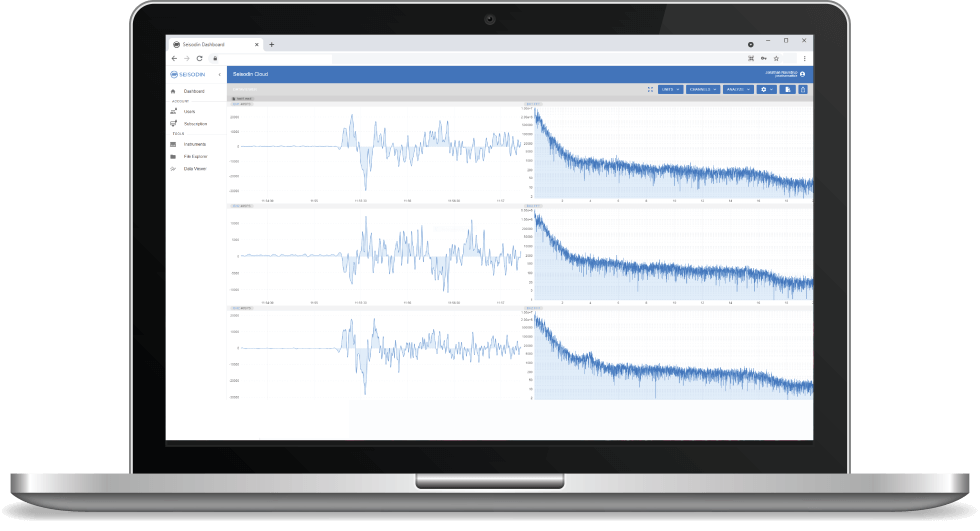 Plataforma Seisodin Cloud para monitoreo sísmico en laptop